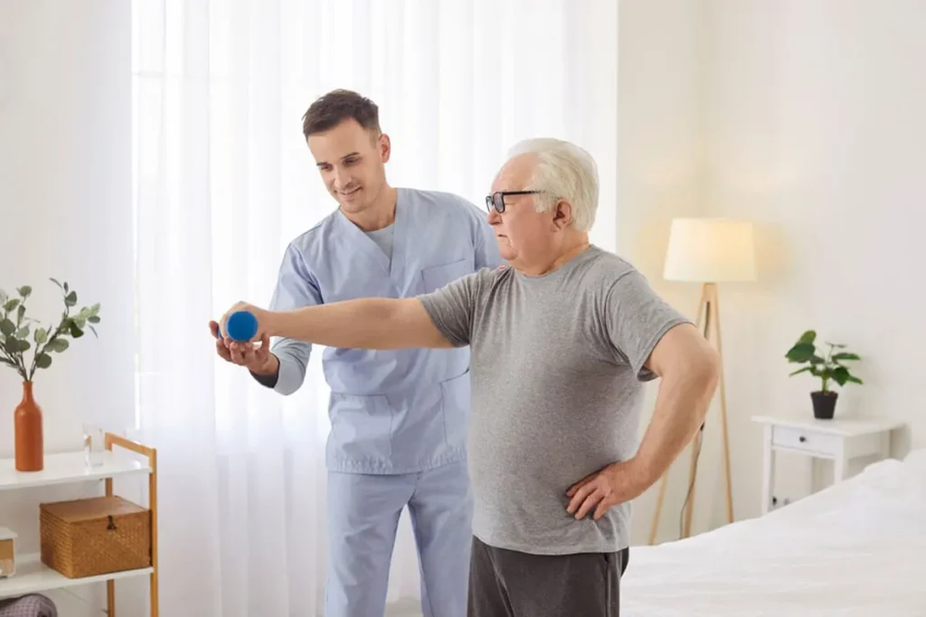 Un grup de seniori participând la o sesiune de kinetoterapie în Clinica Independenței din Ploiești