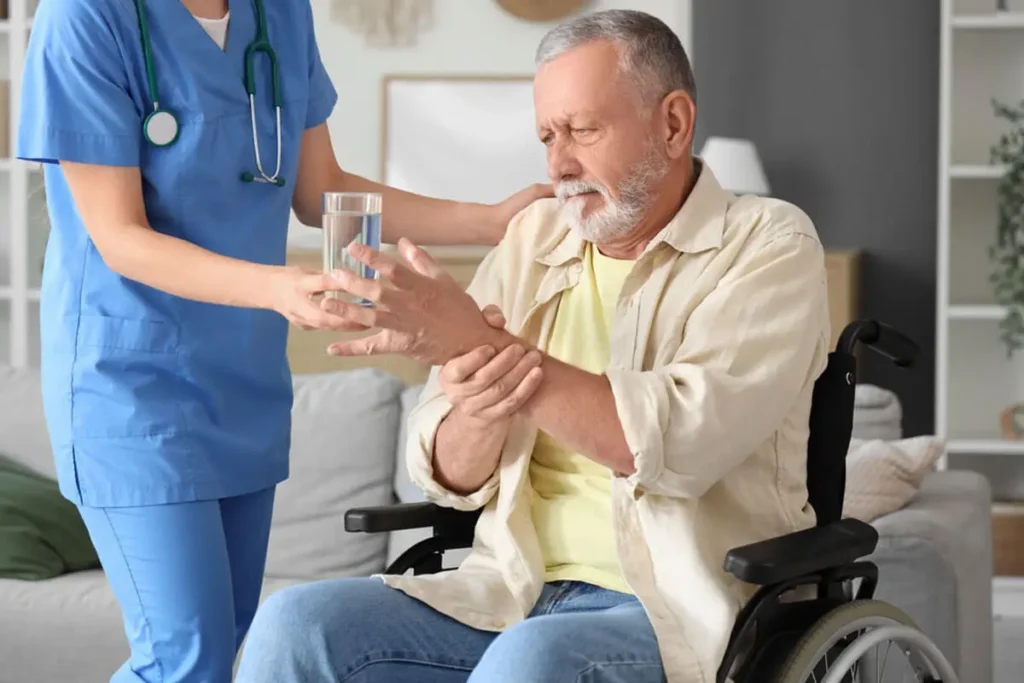 Imagine cu un asistent medical care ofera ingrijire unui pacient cu Parkinson in Clinica Independentei